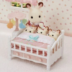 Sylvanian Families Bed Voor Drieling Met Mobiel SF5534 19 Sylvanian Families Bed Voor Drieling Met Mobiel SF5534 -Kinderwereld Verkoop 87915898 0493082951
