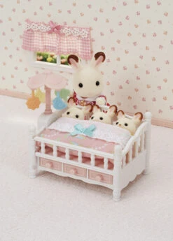 Sylvanian Families Bed Voor Drieling Met Mobiel SF5534 22 Sylvanian Families Bed Voor Drieling Met Mobiel SF5534 -Kinderwereld Verkoop 87915898 3360492811
