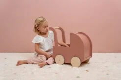 Little Dutch LD7096 Houten Retro Poppenwagen -Kinderwereld Verkoop LD7096 little dutch poppenwagen 5