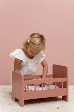 Little Dutch LD7097 Houten Poppenbedje 13 Little Dutch LD7097 Houten Poppenbedje -Kinderwereld Verkoop LD7097 little dutch houten poppenbedje 3