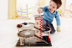 Houten Garage Park & Go -Kinderwereld Verkoop houten garage hape e3002 park go garage 5